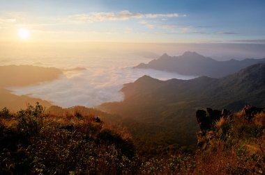 Güzel dağların manzarası. Phu Chi Fa 'da gün doğumu, Kuzey Tayland.