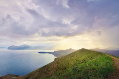 bulutlu gökyüzü ile deniz manzara. Kırım, Ukrayna.