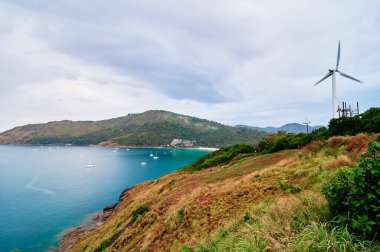 Alternatif enerji. Phuket Tayland 'daki Nai Harn Körfezi' nin tepesinde büyük bir akrojeneratör var..