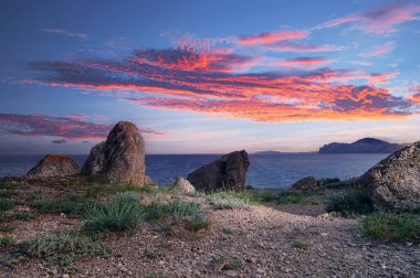 Crimean Körfezi, Ukrayna. Deniz kayası kıyısı manzarası.