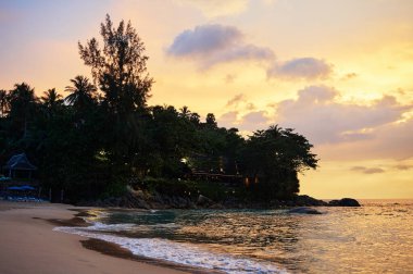 Okyanus sahilinde güzel bir gün batımı. Gökyüzü suya yansıyor.