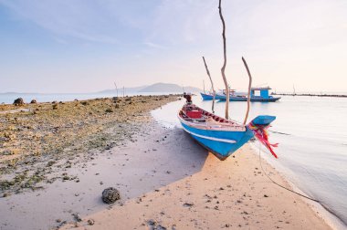 Tayland seyahati. Deniz sahilinde geleneksel uzun kuyruklu balıkçı teknesiyle manzara.