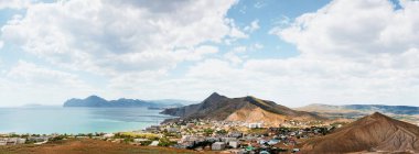 Karadeniz kıyısındaki küçük Kırım kasabasının havadan görünüşü, Ukrayna.