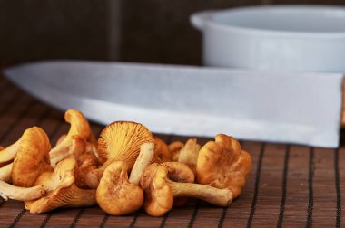 Vejetaryen mutfağı. Masada Chanterelle mantarları var..