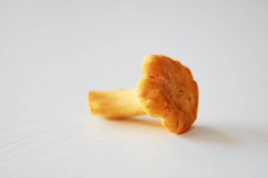 Vejetaryen mutfağı. Beyaz masada Chanterelle mantarı.