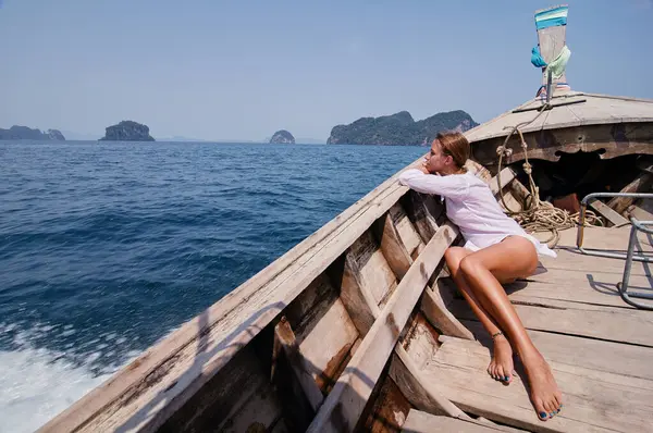 Felices Vacaciones Tailandia Mujer Bastante Joven Navegando Barco Cola Larga — Foto de Stock