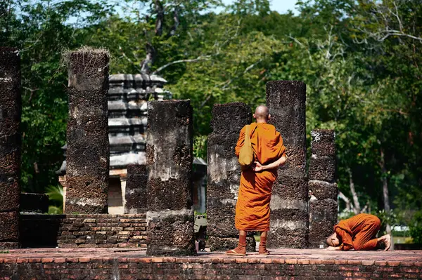 Boedhisme Azië Boedhistische Monnik Biddend Boeddhistische Tempel — Stockfoto