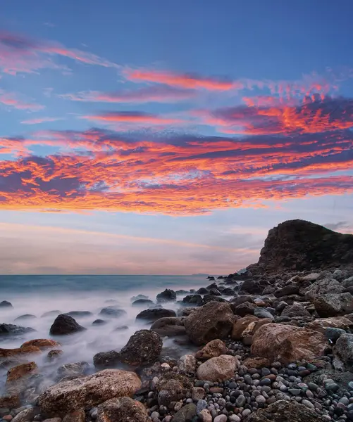 Kaya Denizi Plajı Bulutlu Gökyüzü Ile Güzel Bir Manzara — Stok fotoğraf