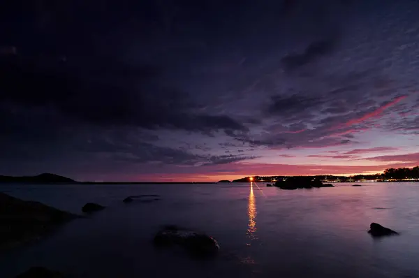 Vacker Havsutsikt Med Färgglad Himmel Solnedgång Och Nattetid Klippstranden — Stockfoto