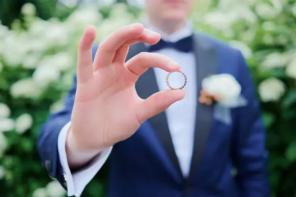 Conceito Casamento Feliz Noivo Segurando Anel Dourado Sua Mão Foco — Fotografia de Stock