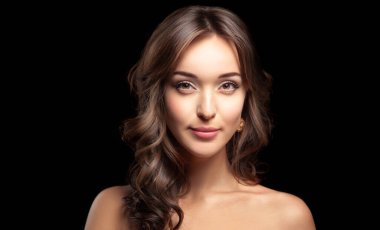 Kameraya Bakan Güzel Uzun Saçlı Genç Kadın portresi. Siyah Arkaplan Stüdyosunda Yakalandı