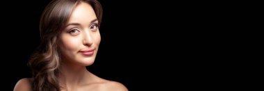 Kameraya Bakan Güzel Uzun Saçlı Genç Kadın portresi. Siyah Arkaplan Stüdyosunda Geniş Afiş Biçimli.