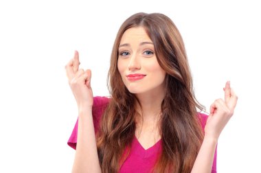 Özel anı bekliyorum. Neşeli, beyaz bir kadın kameraya bakıyor ve parmaklarını çapraz tutarak beyazların üzerinde duruyor. Bir şey dileme ya da dua etme kavramı