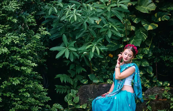 Bella Giovane Donna Caucasica Abiti Tradizionali Indiani Con Trucco Sposa — Foto Stock