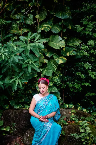 美丽的年轻的高加索女人 穿着传统的印度服装 有新娘的妆容和珠宝 宝莱坞舞蹈演员在萨里和亨纳手拉手在绿色的花园上散步 — 图库照片