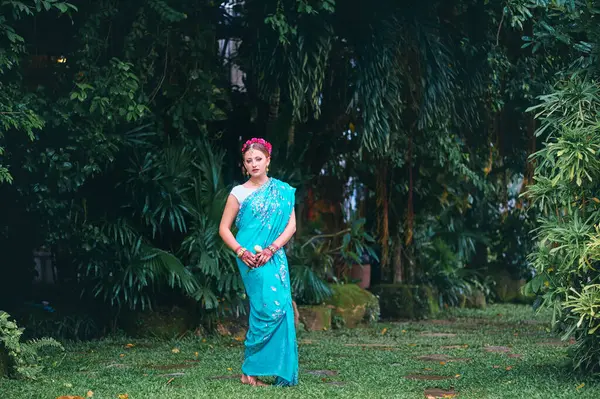Schöne Junge Kaukasische Frau Traditioneller Indischer Kleidung Mit Brautschminke Und — Stockfoto