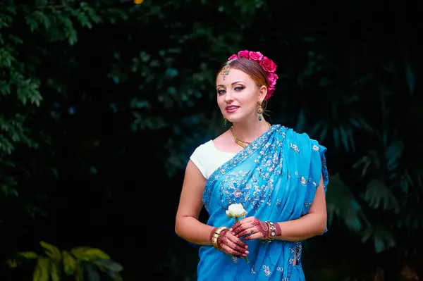 ブライダルメイクとジュエリーで伝統的な服の美しい若いインドの女性 伝統的にインドでアウトドアを着た豪華な花嫁 サリとヘンナのガールボリウッドダンサー — ストック写真