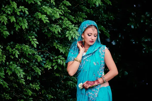 Hermosa Mujer India Joven Ropa Tradicional Con Maquillaje Nupcial Joyas —  Fotos de Stock