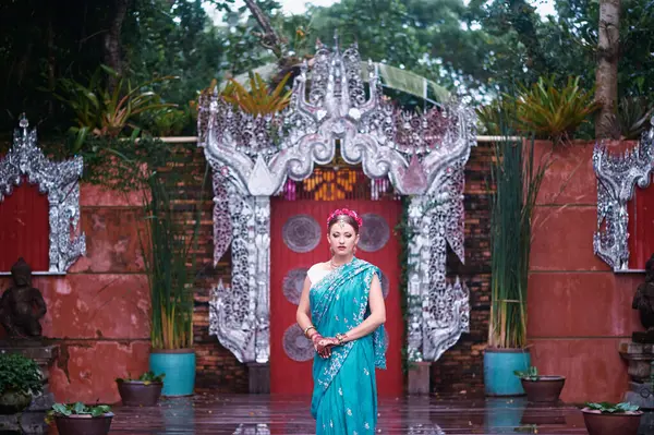 Geleneksel Hint Kıyafetleri Içinde Gelin Makyajı Mücevherleriyle Güzel Beyaz Bir — Stok fotoğraf