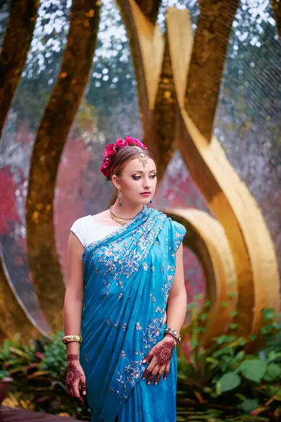Красивая Молодая Индианка Традиционной Одежде Свадебным Макияжем Украшениями Великолепная Невеста — стоковое фото