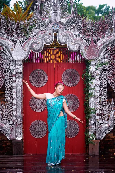 美丽的年轻的高加索女人 穿着传统的印度服装 有新娘的妆容和珠宝 宝莱坞舞女在萨里和亨那手拉手在庙宇花园散步 — 图库照片
