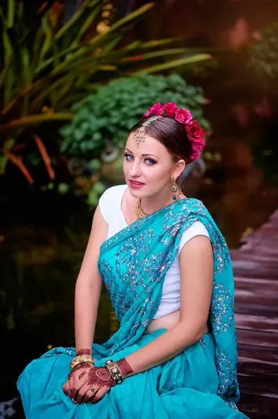 Schöne Junge Indianerin Traditioneller Kleidung Mit Brautschminke Und Schmuck Wunderschöne — Stockfoto