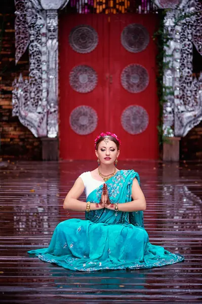 Красивая Молодая Кавказская Женщина Традиционной Индийской Одежде Свадебным Макияжем Украшениями — стоковое фото