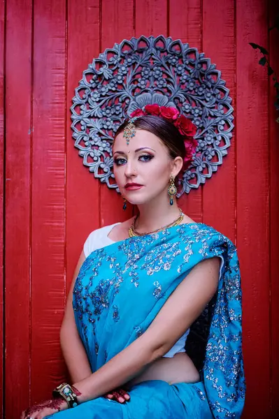 Портрет Красивой Молодой Кавказки Традиционной Индийской Одежде Сари Свадебным Макияжем — стоковое фото