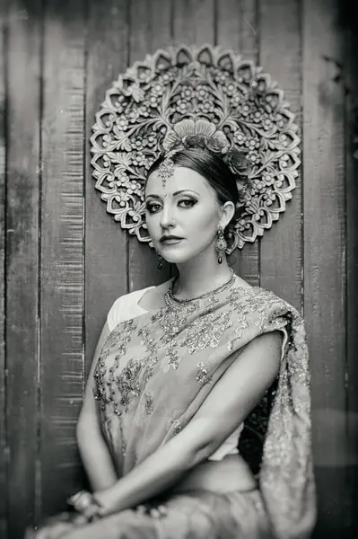 Portrét Krásné Mladé Kavkazské Ženy Sárí Tradiční Indický Oděv Svatební — Stock fotografie