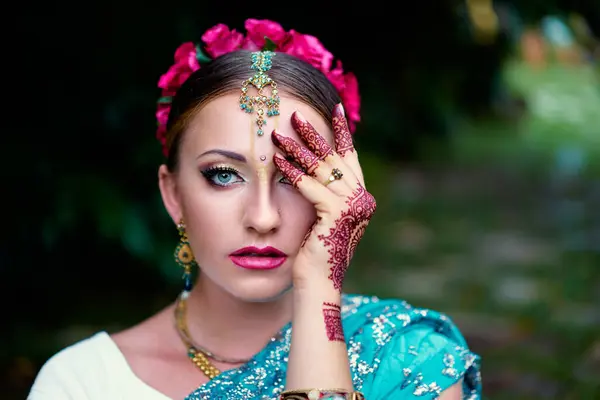 Piękna Młoda Hinduska Kobieta Tradycyjnej Odzieży Makijażem Ślubnym Biżuterią Piękna — Zdjęcie stockowe