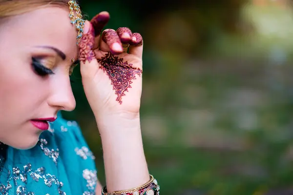 Hermosa Mujer India Joven Ropa Tradicional Con Maquillaje Nupcial Joyas —  Fotos de Stock