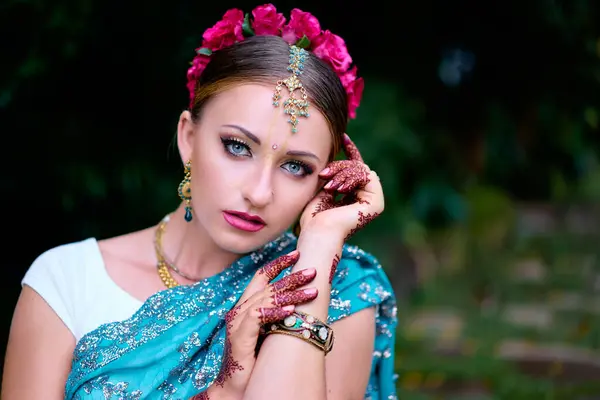 Krásná Mladá Indická Žena Tradičním Oblečení Svatební Make Šperky Nádherná — Stock fotografie