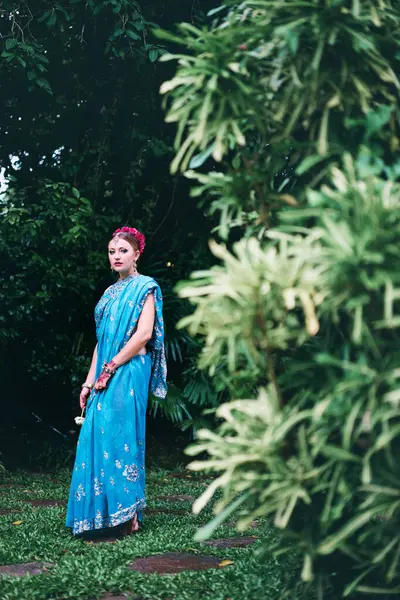 Belle Jeune Femme Caucasienne Vêtements Indiens Traditionnels Avec Maquillage Nuptial — Photo