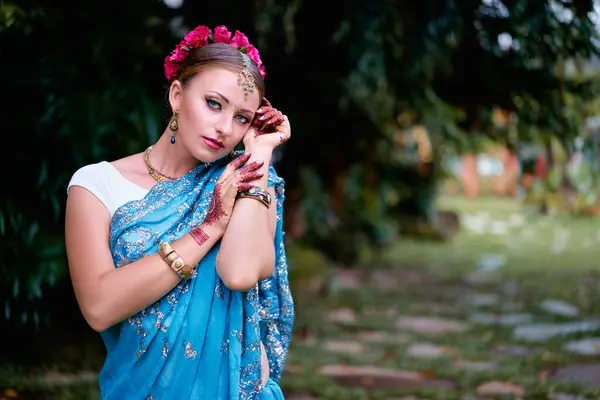ブライダルメイクとジュエリーで伝統的な服の美しい若いインドの女性 伝統的にインドでアウトドアを着た豪華な花嫁 サリとヘンナのガールボリウッドダンサー — ストック写真