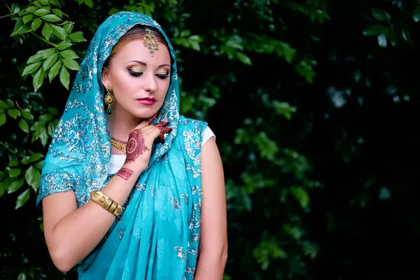 穿着传统服装 有新娘妆容和珠宝的美丽的印度年轻女人 漂亮的新娘传统上穿着印度的户外服装 Sari和Henna的宝莱坞女舞者手牵着手 — 图库照片