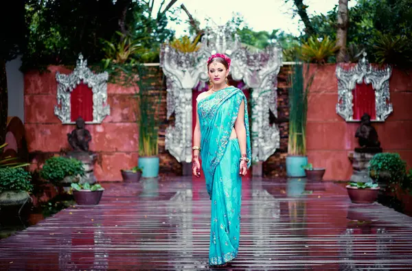 Geleneksel Hint Kıyafetleri Içinde Gelin Makyajı Mücevherleriyle Güzel Beyaz Bir — Stok fotoğraf