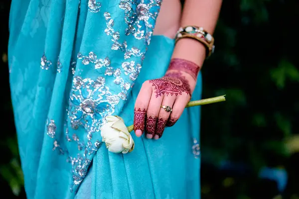 Indiase Vrouw Traditionele Kleding Met Juwelen Henna Tatoeage Handen — Stockfoto