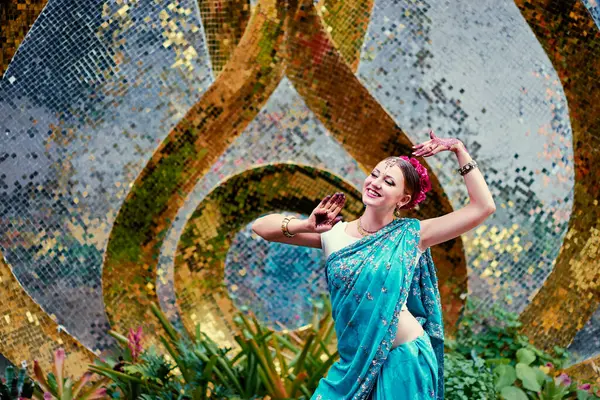 Güzel Genç Kafkas Kadın Geleneksel Hint Kıyafetleri Sari Gelin Makyaj — Stok fotoğraf