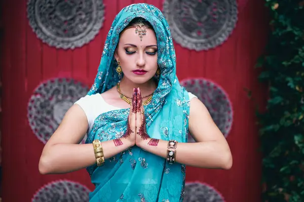 穿着传统印度服装 头戴婚纱 手上戴珠宝和指甲花纹身的美丽年轻的高加索女人 — 图库照片