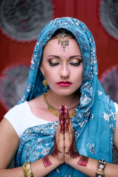 Hermosa Mujer Caucásica Joven Sari Ropa India Tradicional Con Maquillaje —  Fotos de Stock