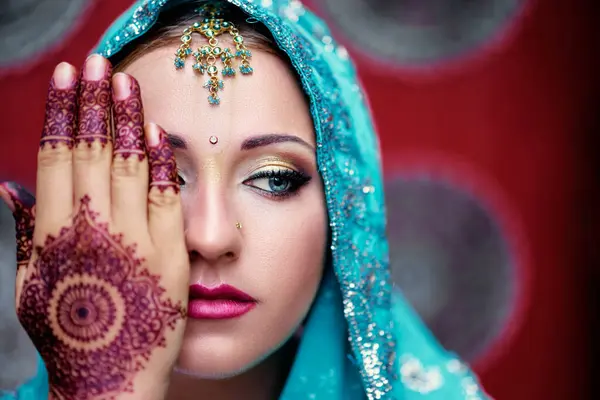 Bella Giovane Donna Caucasica Abbigliamento Tradizionale Indiano Sari Con Trucco — Foto Stock