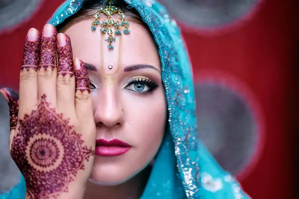 Красивая Молодая Белая Женщина Традиционной Индийской Одежде Сари Свадебным Макияжем — стоковое фото