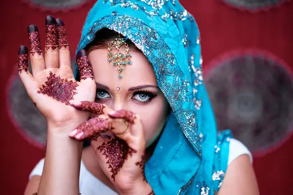 Hermosa Mujer Caucásica Joven Sari Ropa India Tradicional Con Maquillaje —  Fotos de Stock
