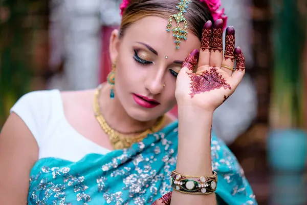 穿着传统印度服装 头戴婚纱 手上戴珠宝和指甲花纹身的美丽年轻的高加索女人 — 图库照片