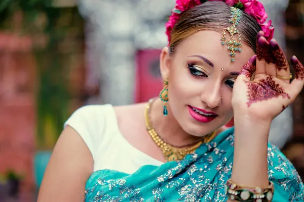 Hermosa Mujer Caucásica Joven Sari Ropa India Tradicional Con Maquillaje — Foto de Stock