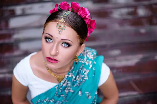 Portrét Krásné Mladé Kavkazské Ženy Sárí Tradiční Indický Oděv Svatební — Stock fotografie