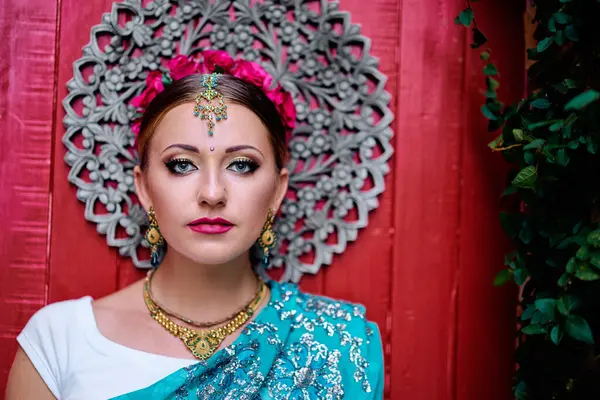 Geleneksel Hint Kıyafetleri Sari Gelin Makyaj Takı Ile Güzel Genç — Stok fotoğraf