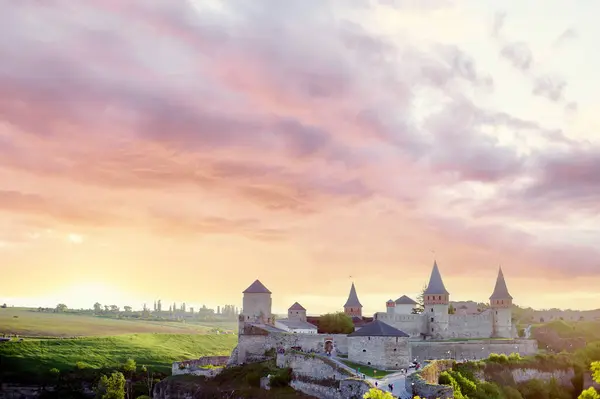 観光について 中世の城と曇りの空を備えた美しいヴェルスケープ カザネツ ポジルスキー ウクライナ ストックフォト