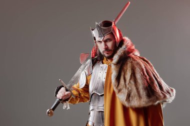 Krala. Zırhlı yakışıklı Ortaçağ şövalyesi.