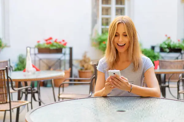 Café Con Wifi Joven Mujer Sonriente Atractiva Usando Teléfono Inteligente Fotos De Stock Sin Royalties Gratis